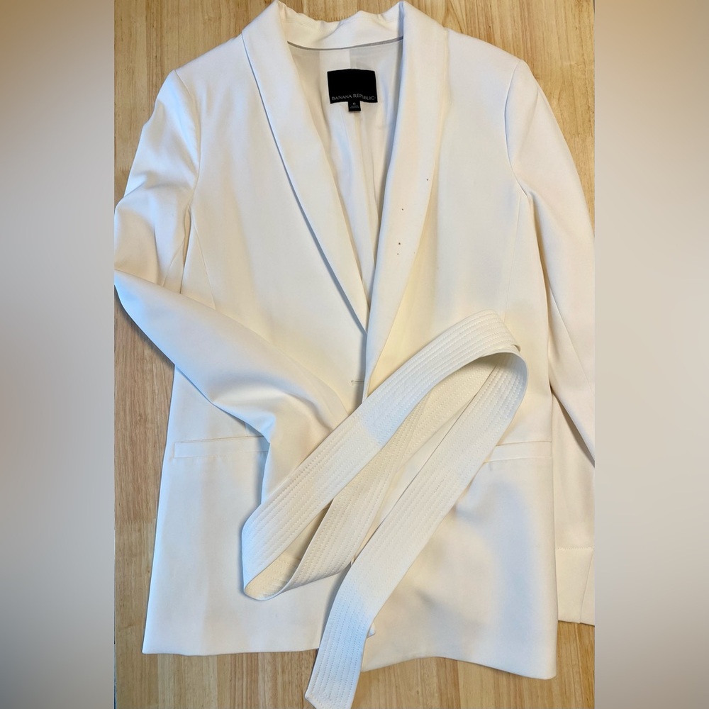 Banana republic ivory long blazer with belt. Size 6. Does need to be cleaned.